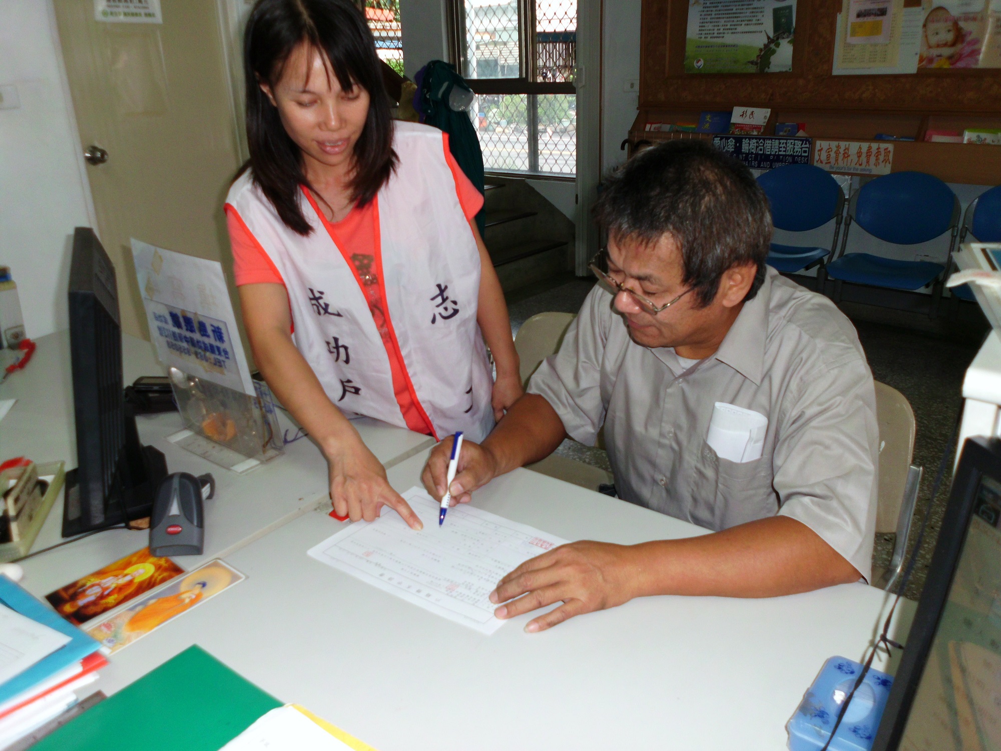 志工協助民眾填寫資料